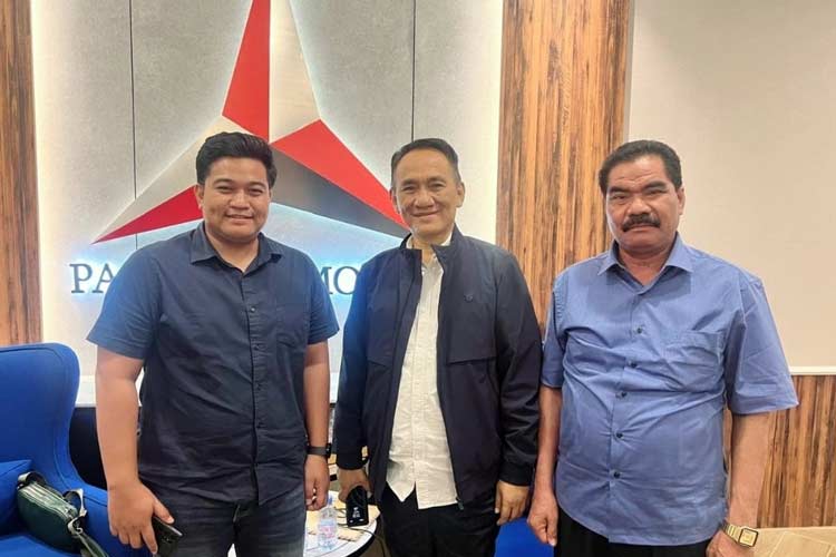 Bacabup PKB M Syahrul Munir (Kiri) bersama Ketua Bappilu DPP Partai Demokrat Andi Arief (Tengah) dan Wakil Ketua DPC Partai Demokrat Suberi (Kanan) (Foto: Istimewa for TIMES Indonesia).