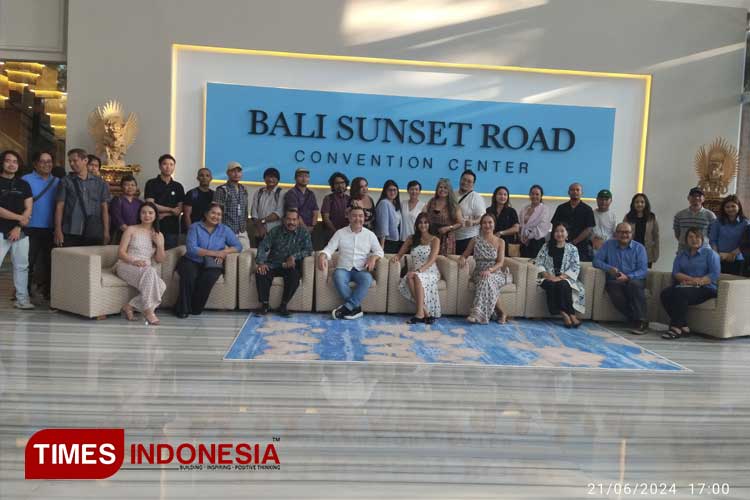 Manajemen Bali Sunset Road Conventions Center saat berfoto bersama sejumlah awak media usai rebranding. (Foto: Susi/TIMES Indonesia) 