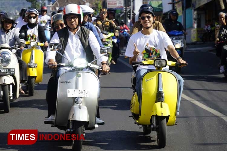 Nurochman mendaftar calon wali kota lewat PKB Kota Batu. (FOTO: Muhammad Dhani Rahman/TIMES Indonesia)