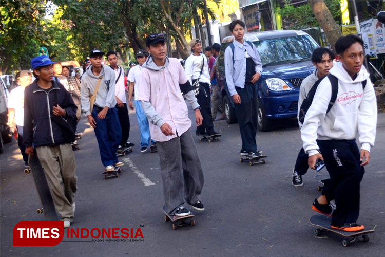 Parade skate keliling Kota Malang dalam rangka Go Skateboarding Day 2024. (FOTO: Adhitya Hendra/TIMES Indonesia)