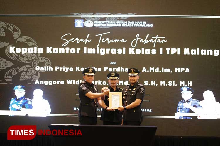 Sertijab Kepala kantor Imigrasi Kelas I TPI Malang, Jumat (21/6/2024). (Foto: Achmad Fikyansyah/TIMES Indonesia)