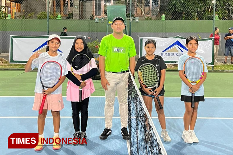 Khiana Latisha Mughni (paling kiri) saat akan bertanding di kejuaraan tenis lapangan pada Banyuwangi Open Yunior (BOY). (Foto : Anggara Cahya/TIMES Indonesia)
