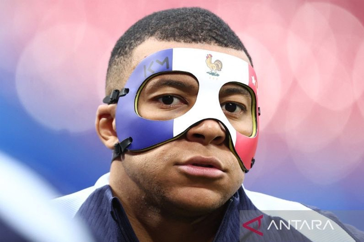 Penyerang Prancis #10 Kylian Mbappe mengenakan masker saat ia mengambil bagian dalam sesi latihan MD-1 di Stadion Leipzig di Leipzig pada 20 Juni 2024, menjelang pertandingan sepak bola Grup D UEFA Euro 2024 melawan Belanda. (ANTARA/AFP/Franck Fife)