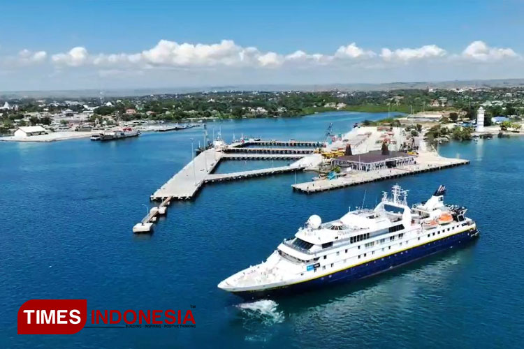 Kapal pesiar MV National Geographic saat bersandar di pelabuhan Waingapu. (FOTO: Habibudin/TIMES Indonesia)