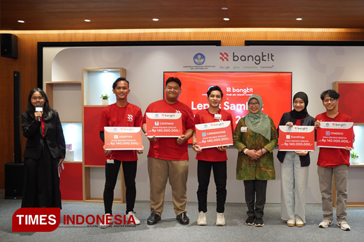 Perwakilan mahasiswa ITN bersama dengan mahasiswa kampus lain saat menerima awarding. (FOTO: Humas ITN Malang for TIMES Indonesia)