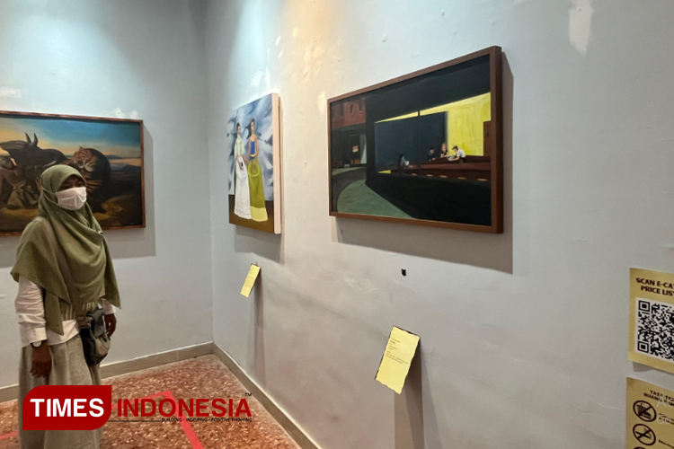 Pengunjung melihat karya dari Pameran Seni Lukis Apropriasi, di Galeri SAC FIB, Universitas Brawijaya. Malang. (FOTO: Vivid Salsabila/TIMES Indonesia).