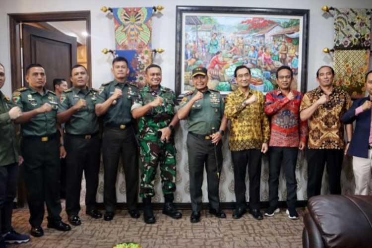 Pangdivif 2 Kostrad bersama jajaran saat berada di Universitas Brawijaya. (Foto: Humas UB)