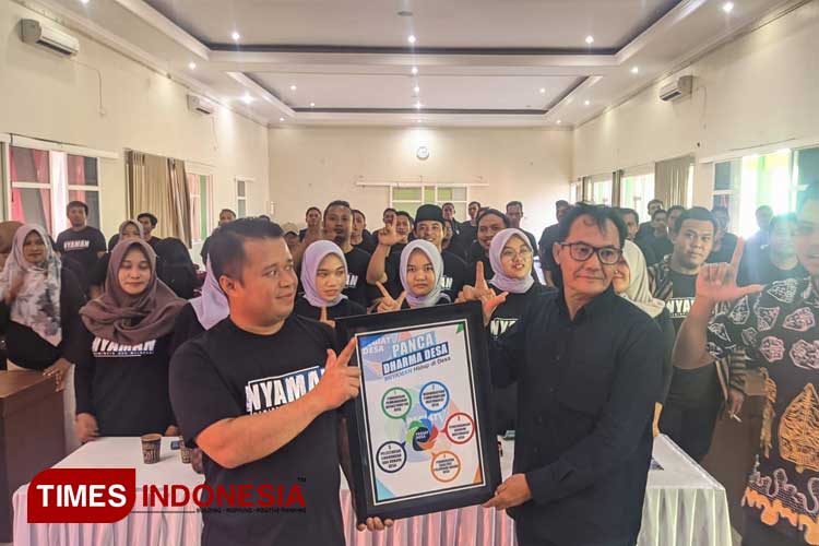 Deklarasi Pegiat Desa Kabupaten Pacitan mendukung Rakhman Wijayanto untuk menjadi Bacawabup dampingi Indrata Nur Bayuaji pada Pilkada 2024. (FOTO: Yusuf Arifai/TIMES Indonesia) 