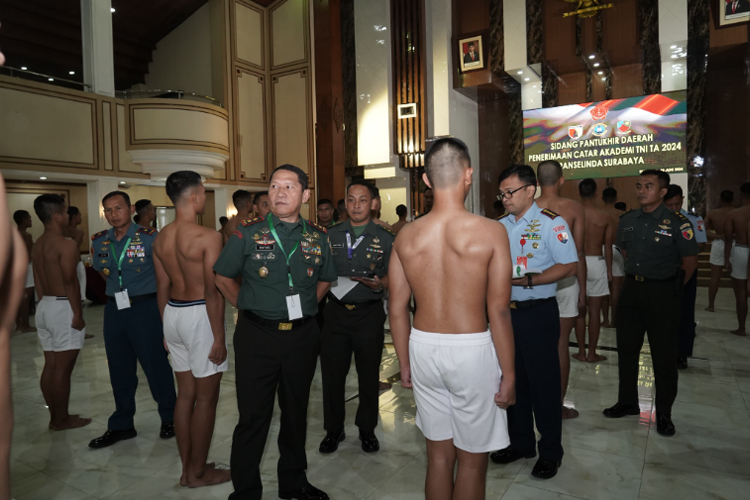 Ketua Panselinda Surabaya, Mayjen TNI Rafael Granada Baay, memimpin pelaksanaan sidang pantukhir Catar Akademi TNI. (FOTO: Pendam V Brawijaya for Times Indonesia)