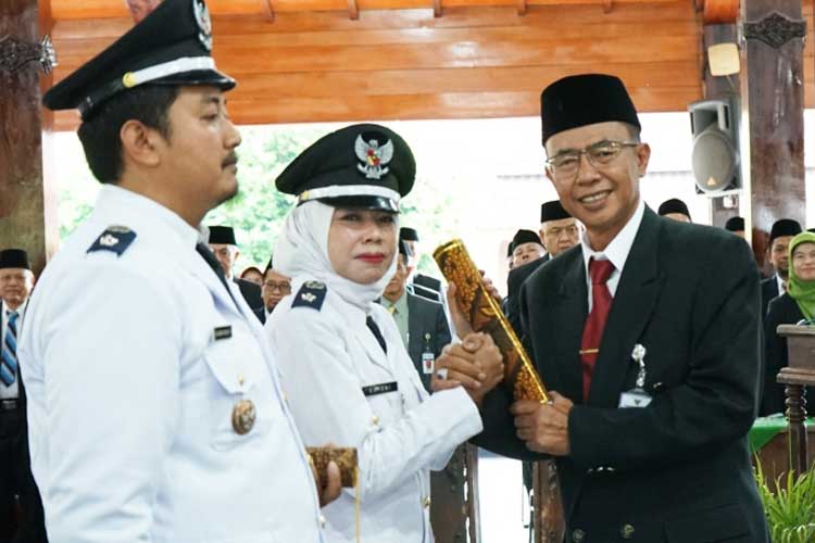 Pj Bupati Banjarnegara Muhammad Masrofi mengukuhkan perpanjangan masa jabatan 260 kepala desa. (Foto: Kominfo Banjarnegara for TIMES Indonesia)