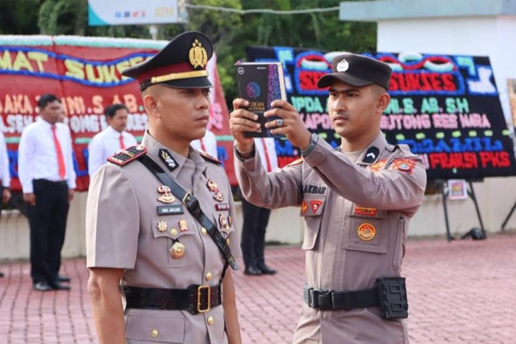 Salah satu perwira polisi yang mendapat jabatan di Polres Nagan Raya menjalani sumpah dan terima jabatan, Kamis (20/6/2024). (Foto: Taufiq/TIMES Indonesia)