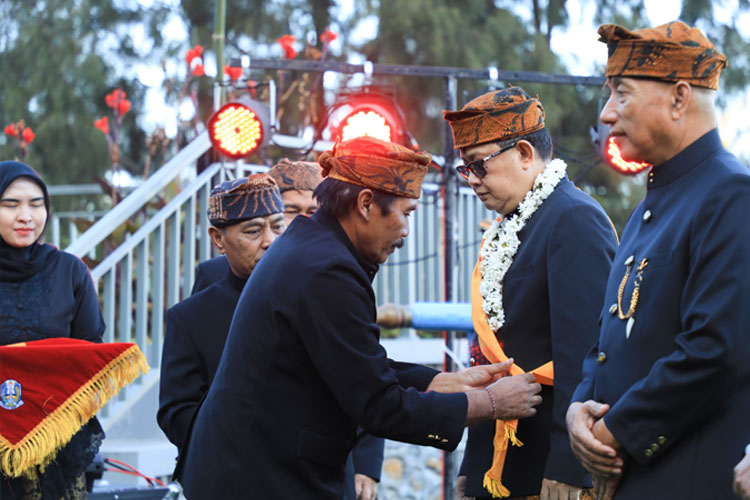 Pj Gubernur Adhy Dikukuhkan Sebagai Warga Kehormatan Masyarakat Suku ...