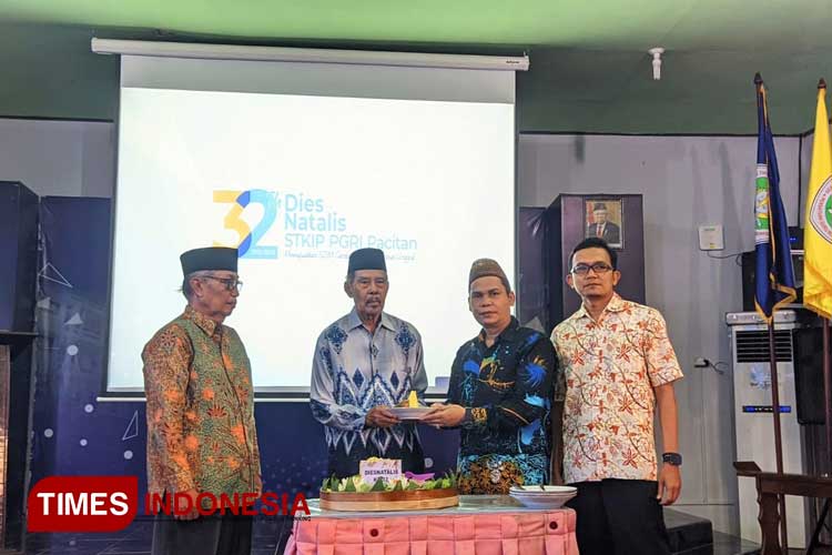 Potong tumpeng pertanda dimulainya perayaan Dies Natalis ke-32 STKIP PGRI Pacitan. (FOTO: Yusuf Arifai/TIMES Indonesia)