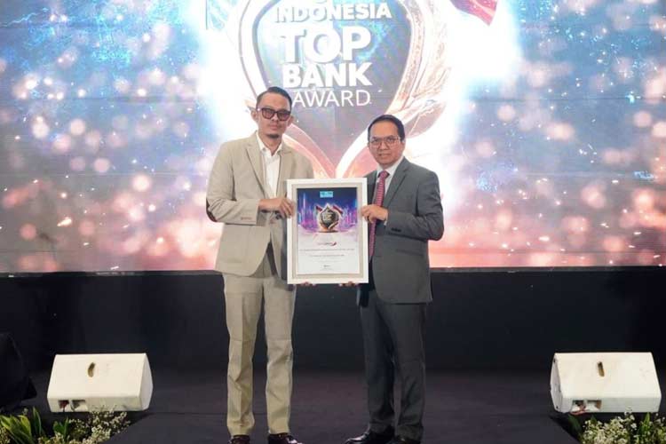 Founder & CEO The Iconomics Bram S. Putro menyerahkan penghargaan kepada Bank Jatim sebagai Top Bank Award 2024 yang diterima langsung oleh Direktur Keuangan, Treasury & Global Services Bank Jatim Edi Masrianto di The Sultan Hotel & Residence 