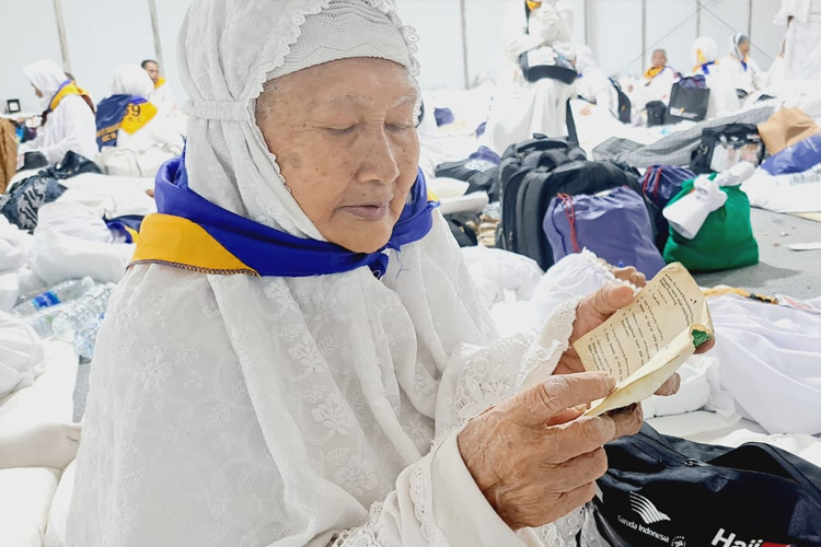 Haji di Usia Senja, Keteguhan Hati di Bawah Pohon Soekarno