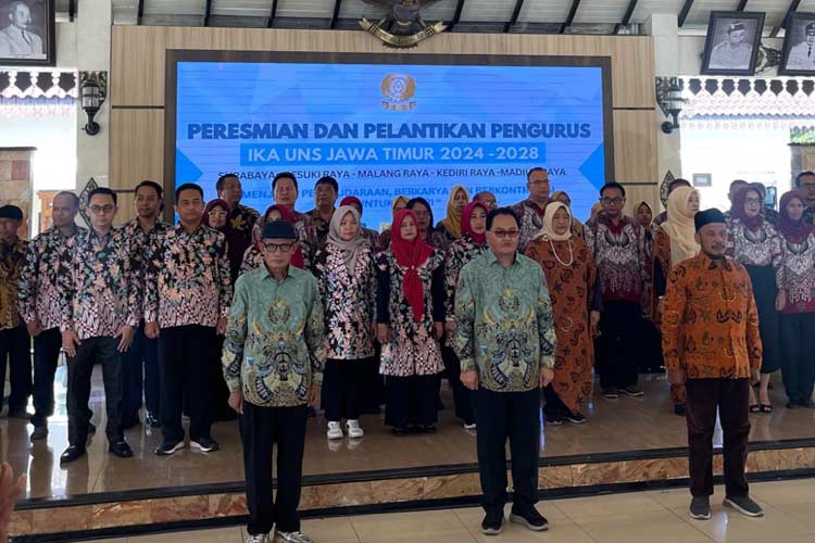 Pelantikan 5 pengurus daerah IKA UNS Jawa Timur, yakni wilayah Surabaya, Kediri Raya, Besuki Raya, Madiun Raya dan Malang Raya di Pendapa Surya Graha Magetan, Sabtu (22/6/2024). (Foto: dok IKA UNS)