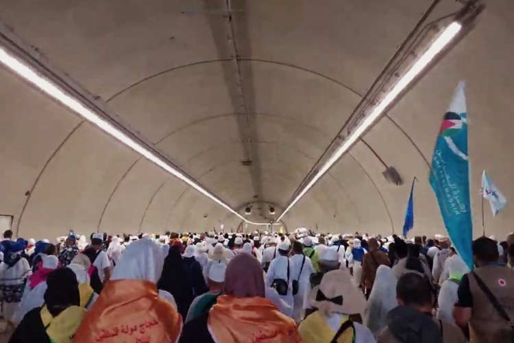 Jemaah haji Indonesia saat melewati terowongan Mina. (Foto: MCH 2024 Kemenag RIl