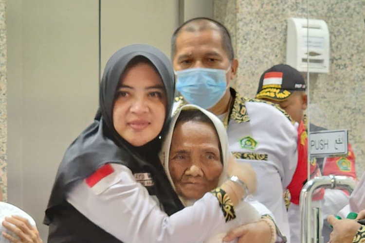 Jemaah haji Indonesia yang mengikuti murur tiba di hotel. (Foto: MCH 2024 Kemenag RI)