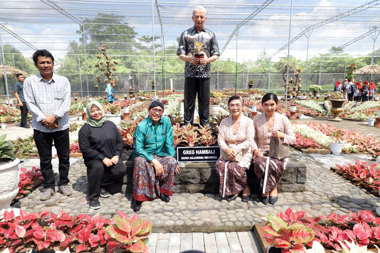 Mendes PDTT Abdul Halim Iskandar bersama Bupati Sleman Kustini Sri Purnomo saat peresmian Aglaonema Park Sleman, Sabtu (22/6/2024). (Prokopim Sleman).