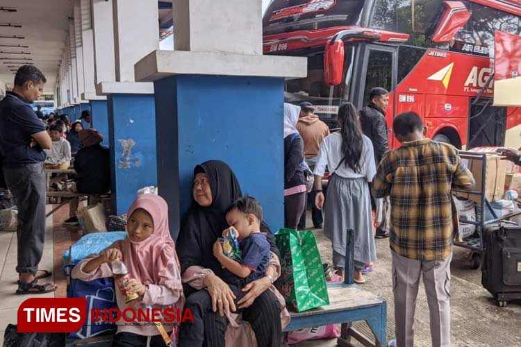 Para penumpang bus hendak keluar kota melalui Terminal Pacitan. (FOTO: Yusuf Arifai/TIMES Indonesia)