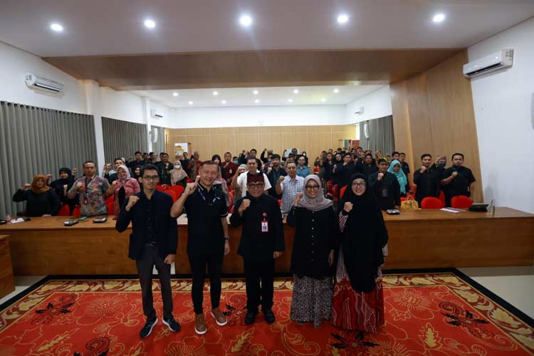 Sekretaris Daerah Banyuwangi, Mujiono bersama Narasumber dan peserta Forum Smart City 2024. (Foto: Humas Pemkab Banyuwangi for TIMES Indonesia).