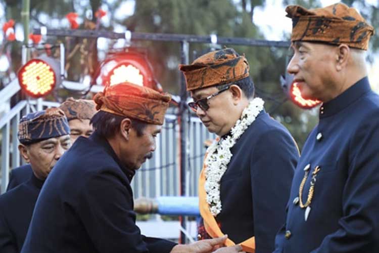 Lima Pejabat Dikukuhkan sebagai Warga Kehormatan Suku Tengger, Siapa Saja?