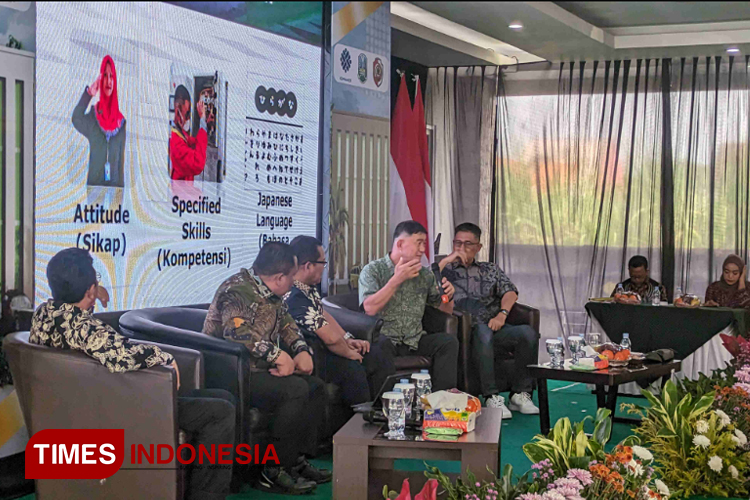 Talkshow Sosialisasi Pemagangan Luar Negeri bersama Founder SMK Mitra Industri MM2100, Yoshihiro Tobi Usman di YPI Asy-Syarif, Brangkal, Sooko, Kabupaten Mojokerto, Sabtu (22/6/2024). (Foto: Theo/TIMES Indonesia)