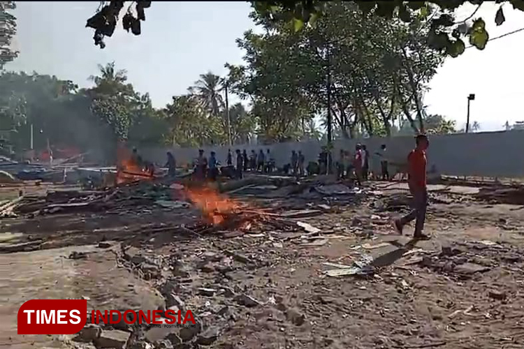 Kepala Desa Meninting, Mahnan Heriyanto bersama perangkat desa dan warga melakukan aksi bersih-bersih di pesisir pantai Montong Buwuh. (Pemdes Meninting untuk TIMES INDONESIA)