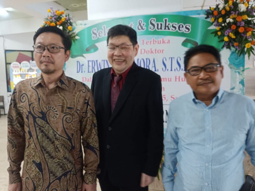 Dr Erwin Indomora, S.T,S.H,M.H., didampingi dua rekan pengacara saat ujian terbuka promosi doktor di Untag Surabaya, Jumat (21/6/2024).(Foto : Lely Yuana/TIMES Indonesia)