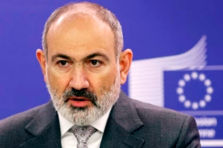 Perdana Menteri Armenia Nikol Pashinyan berpidato pada konferensi media di markas besar UE di Brussels, 4 April 2024. (FOTO: TIMES of Israel/AP)
