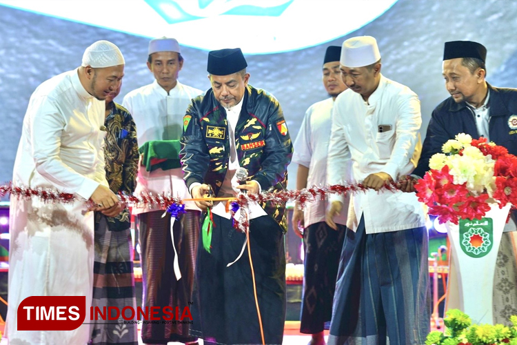 Pemotongan pita saat peluncuran SD Unggulan Cahaya Cendikia oleh Gus Haris, didampingi Non Hafidz dan Non Hadi. (Foto: Ryan Haryanto/TIMES Indonesia)