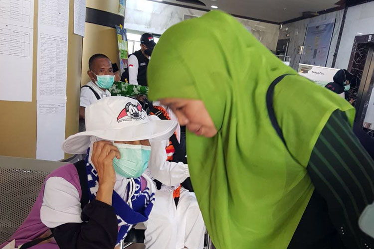 Khofifah Indar Parawansa, the Chairwoman of Muslimat NU, utilized her time during her pilgrimahge in the Hajj 2024 to visit several ailing pilgrims from East Java. (Photo: MCH 2024 Kemenag RI)