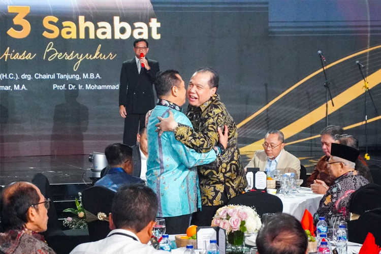 Ketua MPR RI Bambang Soesatyo bersama Chairul Tanjung dalam acara 'Milad 3 Sahabat, Senantiasa Bersyukur', di Jakarta, Rabu malam (19/6/24).
