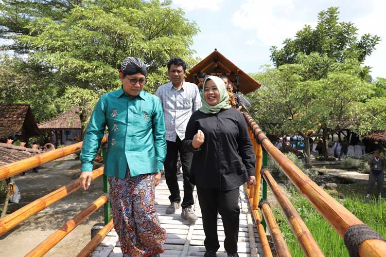 Menteri Desa, Pembangunan Daerah Tertinggal, dan Transmigrasi (Mendes PDTT) Abdul Halim Iskandar bersama Bupati Sleman Kustini Sri Purnomo, Sabtu (22/6/2024). (Foto: Prokopim Sleman)