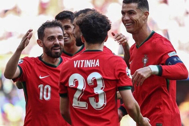 Cristiano Ronaldo membawa Portugal lolos ke babak 16 besar Euro 2024 usai menang 3-0 atas Turki di laga Grup F, Sabtu (22/6/2024). (Foto: UEFA/AFP/Getty Images)