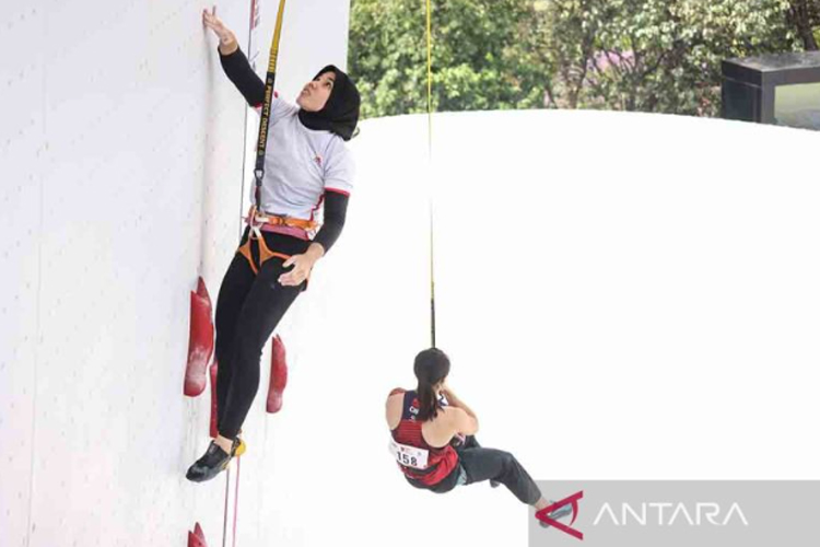 Atlet panjat tebing Indonesia Rajiah Sallsabillah (kiri) saat babak kualifikasi speed ajang Asian Qualifier Jakarta 2023 di Arena Panjat Tebing GBK, Jakarta, Minggu (12/11/2023). (ANTARA FOTO/Hendra Nurdiyansyah)