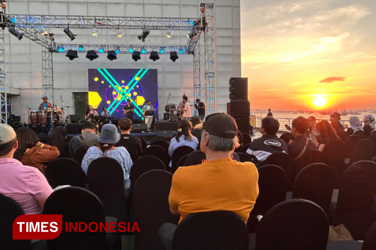Penonton menikmati penampilan musisi Tanjung Perak Jazz 2024 berlatar pesona senja di Surabaya North Quay Gapura Surya, Sabtu (22/6/2024). (Foto: Lely Yuana/TIMES Indonesia)