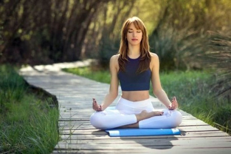 Ilutrasi - Yoga salah satu olahraga untuk menjaga kesehatan jantung (Foto: Freepik.com/javi_indy)