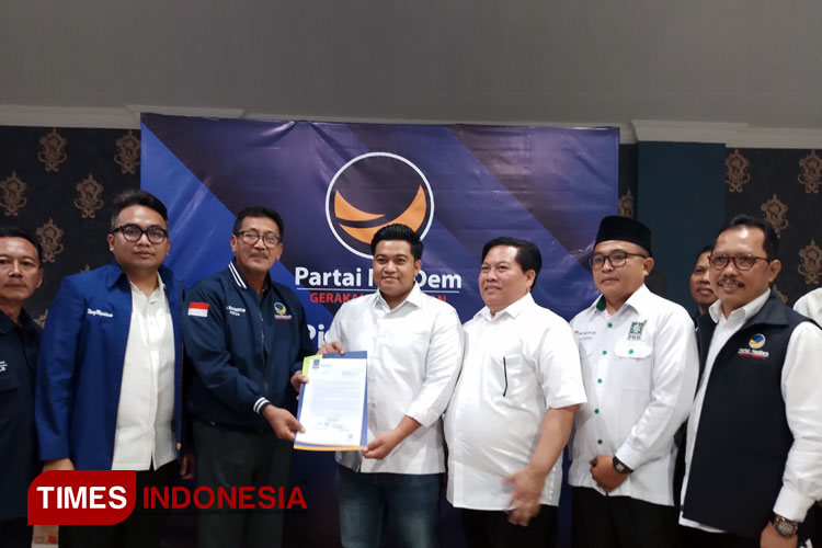 Bacabup dan Bacawabup Nasdem, Syahrul Munir dan Tri Putro Utomo berfoto saat mendapatkan rekomendasi (Foto: Akmal/TIMES Indonesia).