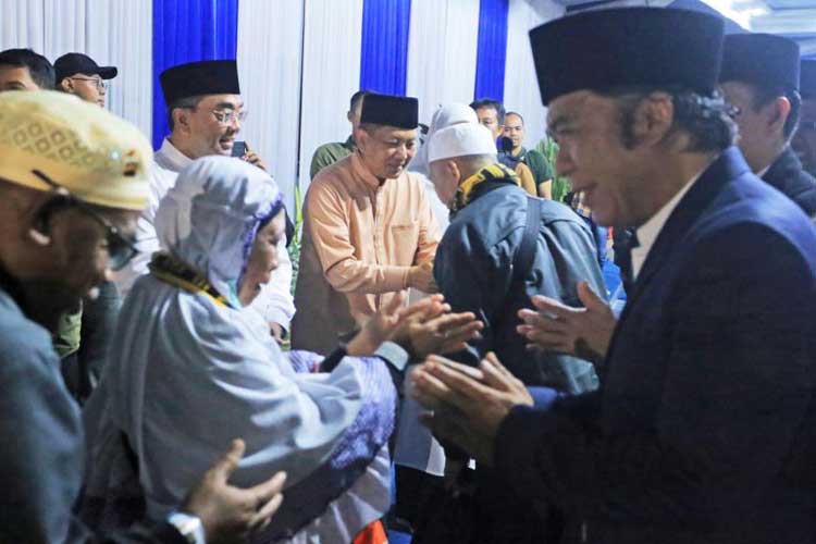 Pj Gubernur Banten Al Muktabar menyambut kedatangan jamaah haji asal Kota Tangerang. (ANTARA/HO-Pemkot Tangerang)
