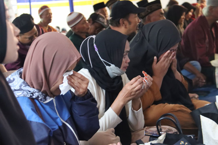 Keluarga korban Tragedi Kanjuruhan saat melakukan doa bersama di depan Pintu 14 Stadion Kanjuruhan Kabupaten Malang, Sabtu (22/6/2024) petang (FOTO: Humas Pemkab Malang) 