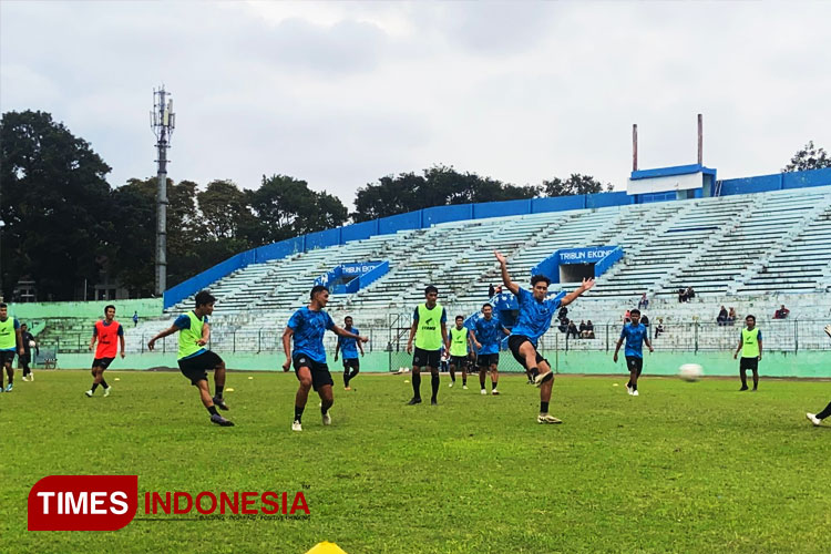 Arema FC saat melakukan sesi latihan perdana. (FOTO: Rizky Kurniawan Pratama/TIMES Indonesia)