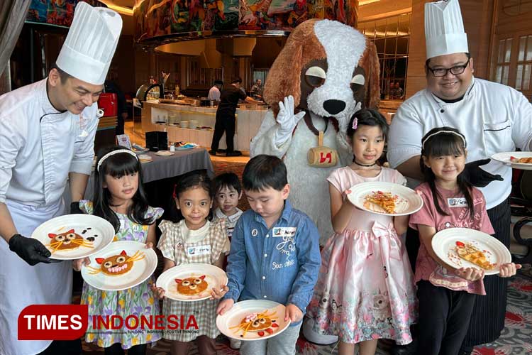 Keseruan anak-anak menghias pancake bersama pastry chef dalam acara Kids Cooking Class di The Gallery Restaurant Ciputra World Hotel Surabaya, Senin (24/6/2024). (Foto: Lely Yuana/TIMES Indonesia)