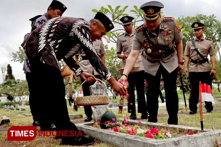 Hari Bhayangkara Ke-78, Polresta Banyuwangi Ziarah ke Taman Makam Pahlawan Hingga Tabur Bunga Laut