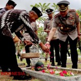 Hari Bhayangkara Ke-78, Polresta Banyuwangi Ziarah ke Taman Makam Pahlawan Hingga Tabur Bunga Laut