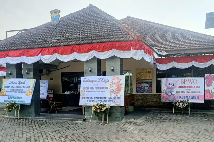 Karangan bunga dari beberapa komunitas pencinta satwa yang berisi apresiasi dan dukungan kinerja polisi mengungkap penganiayaan satwa, ada di halaman Kantor Polsek Dau, Kabupaten Malang. (FOTO: Humas Polres)