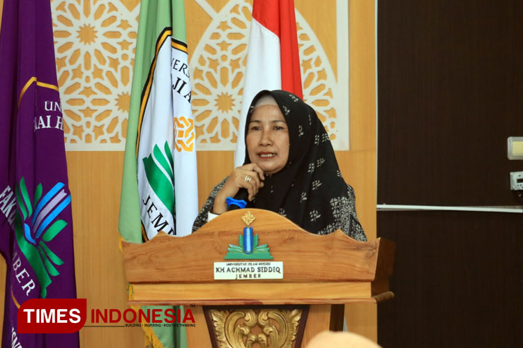 Ketua DWP UIN KHAS Jember, Luluk Sulthoniyah Hepni saat memberikan sambutan (FOTO: Moh Bahri/TIMES Indonesia)
