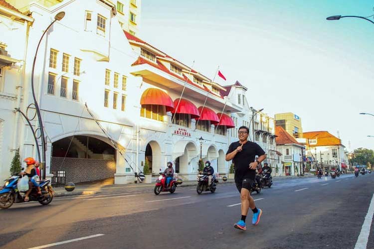 Masyarakat Surabaya kala menikmati wisata Kota Lama dengan berolahraga. (FOTO: Dok. Pemkot Surabaya) 