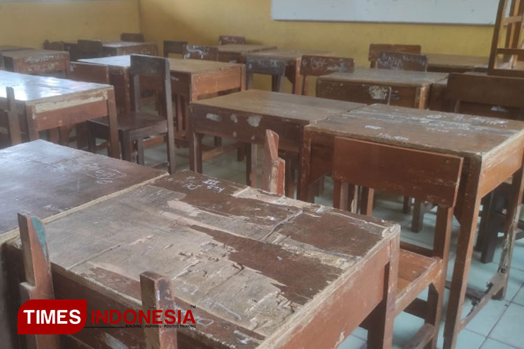 Meja-Kursi-Rusak.jpg