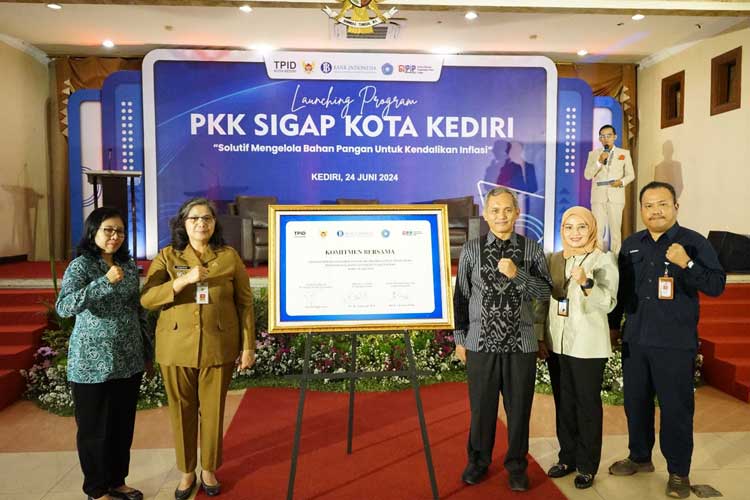 Pj Wali Kota dan Kepala Perwakilan Bank Indonesia Kediri serta ketua TP PKK Kota Kediri setelah penandatanganan komitmen bersama (Foto: Diskominfo Kota Kediri)